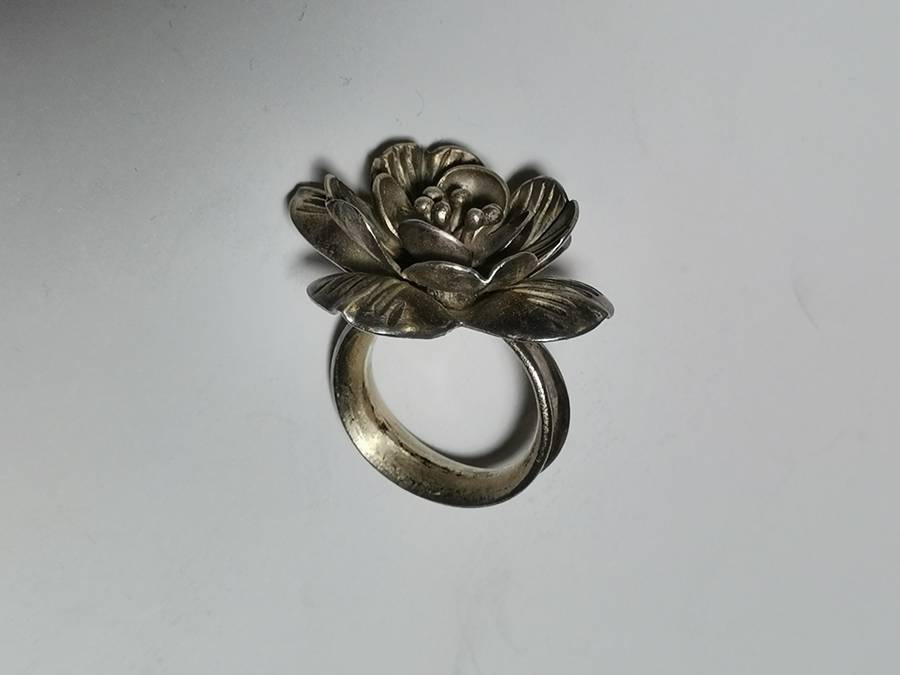 HUGE AND BEAUTIFUL SILVER FLOWER RING. WEIGHT: 11.80 GRAMS. STAMPED.