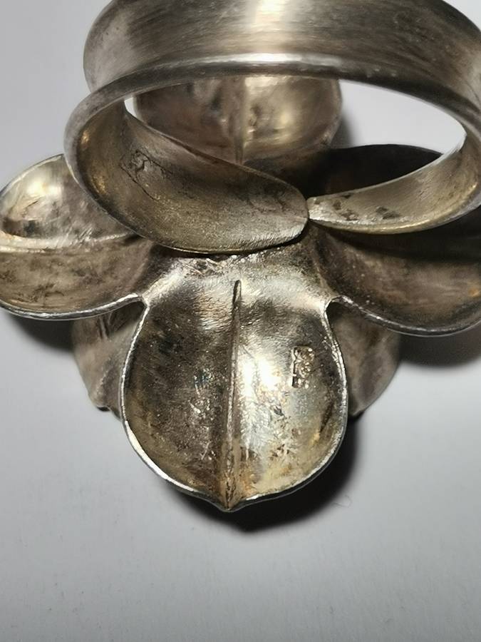 HUGE AND BEAUTIFUL SILVER FLOWER RING. WEIGHT: 11.80 GRAMS. STAMPED.