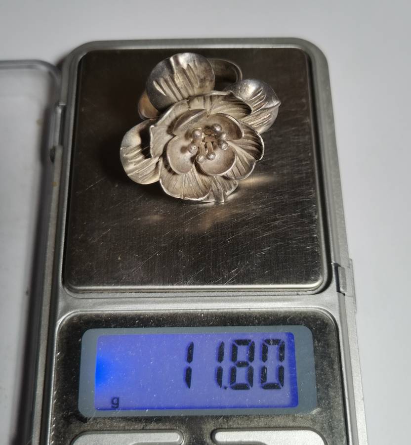 HUGE AND BEAUTIFUL SILVER FLOWER RING. WEIGHT: 11.80 GRAMS. STAMPED.