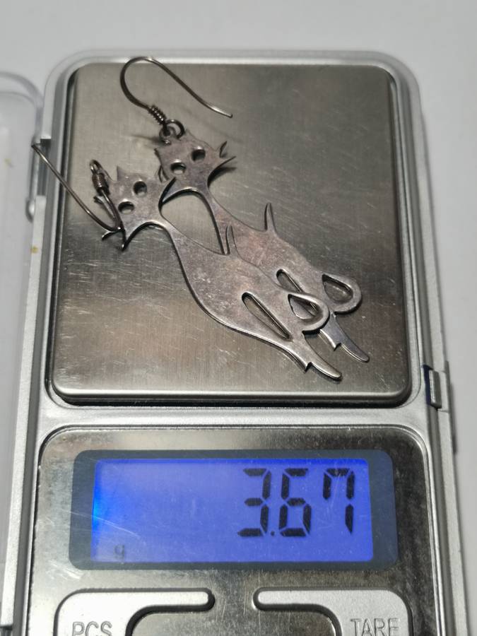 A PAIR OF DANGLING 925 SIVER CAT EARRINGS. STAMPED. TOTAL WEIGHT: 3.67 GRAMS.