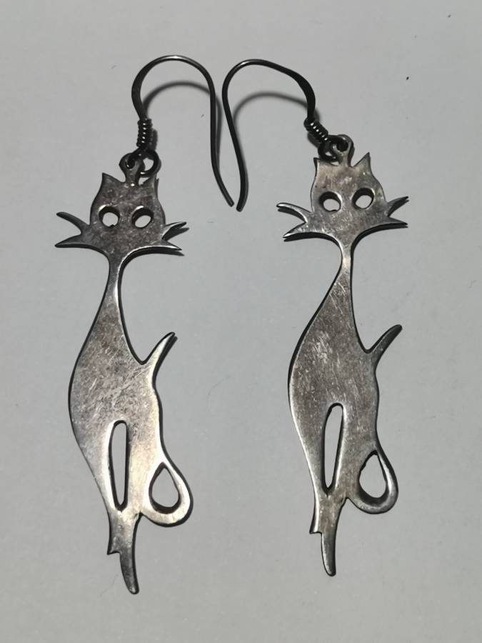 A PAIR OF DANGLING 925 SIVER CAT EARRINGS. STAMPED. TOTAL WEIGHT: 3.67 GRAMS.