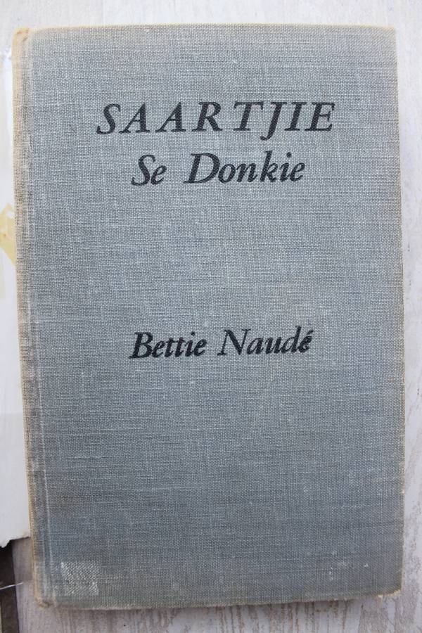 SAARTJIE SE DONKIE, NR 4 - BETTIE NAUDE met oorspronklike stofjas