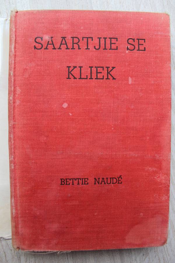 SAARTJIE SE KLIEK, NR 11 - BETTIE NAUDE met oorspronklike stofjas