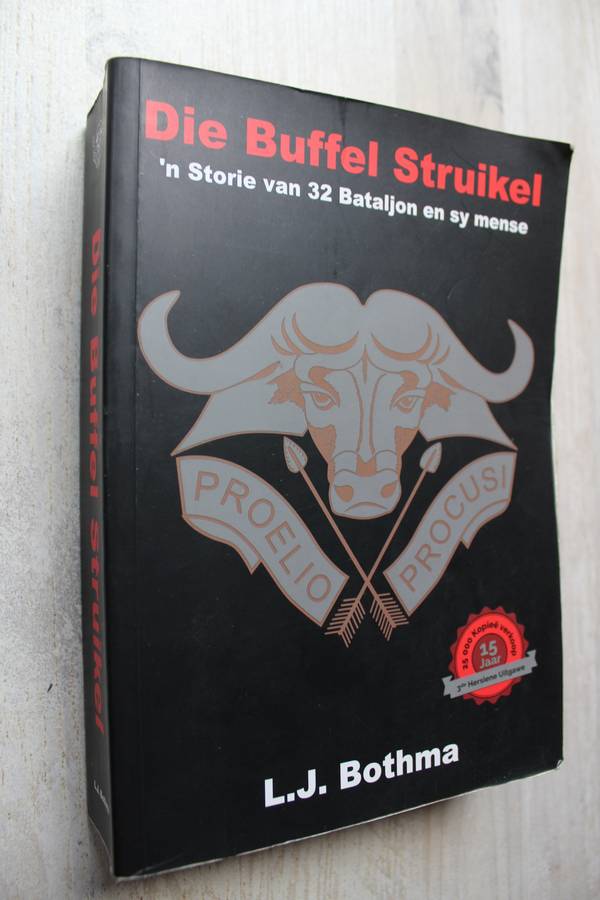 DIE BUFFEL STRUIKEL, 'n STORIE VAN 32 BATALJON EN SY MENSE / Bothma