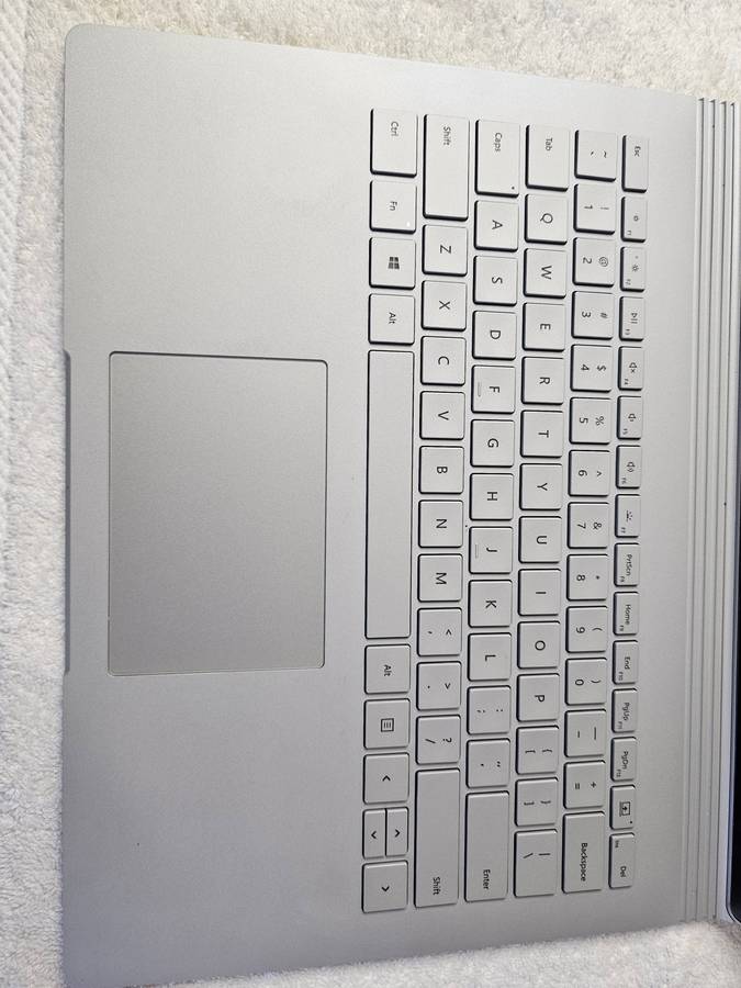 Microsoft Surface Book 2 - 2 in 1 - i5 7th Gen - 8GB - 256 SSD - Touch Screen - Excellent