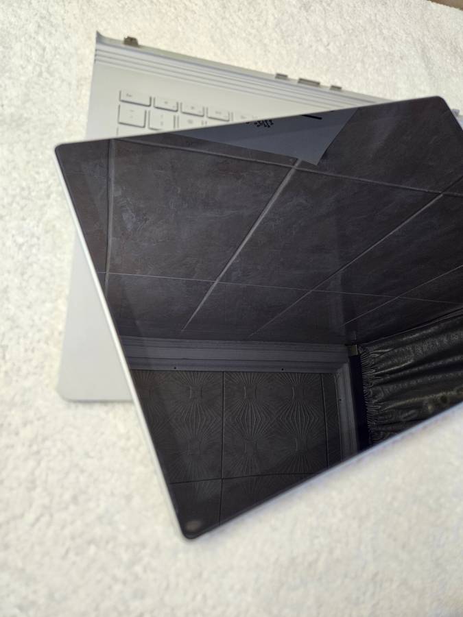 Microsoft Surface Book 2 - 2 in 1 - i5 7th Gen - 8GB - 256 SSD - Touch Screen - Excellent
