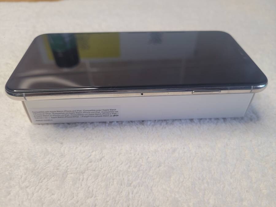 iPhone XS Max Silver 256GB With Extras