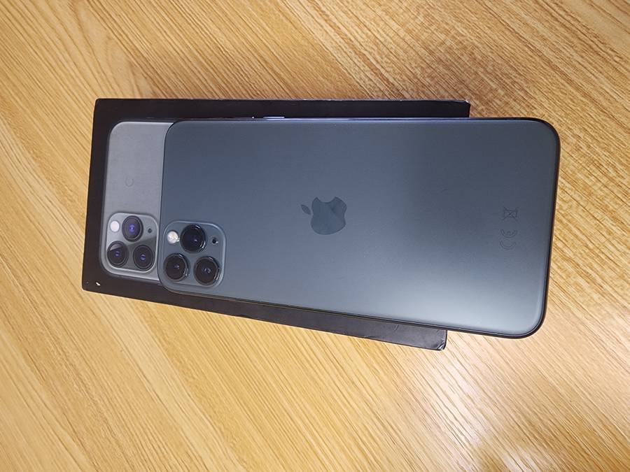 iPhone 11 Pro Max | Space Gray | 64GB | Excellent Condition Boxed | With Extras | Read