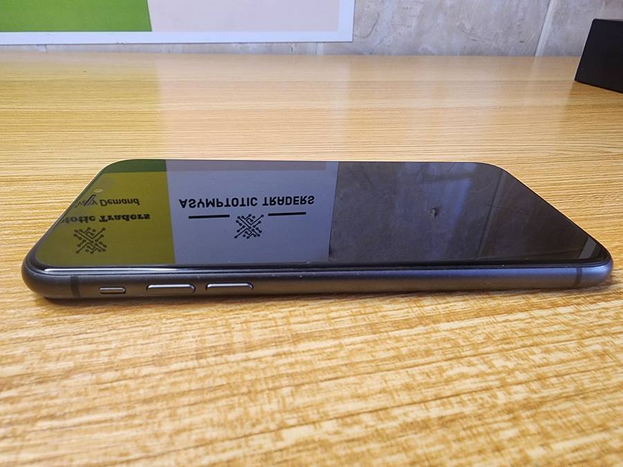 iPhone 11 | Black | 64GB | Excellent Condition | With Extras | Read