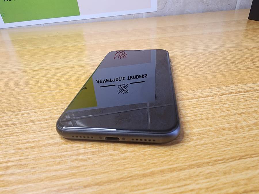 iPhone 11 | Black | 64GB | Excellent Condition | With Extras | Read