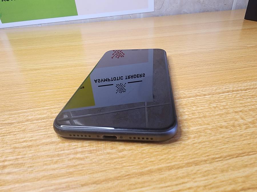 iPhone 11 | Black | 64GB | Excellent Condition | With Extras | Read