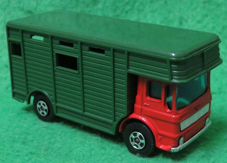 Matchbox Lesney**No. 17**Horse Box Truck**Made in England**Side door opens**With original Horses**