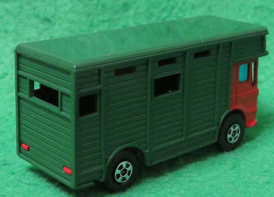 Matchbox Lesney**No. 17**Horse Box Truck**Made in England**Side door opens**With original Horses**