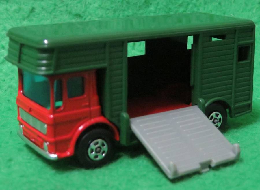 Matchbox Lesney**No. 17**Horse Box Truck**Made in England**Side door opens**With original Horses**
