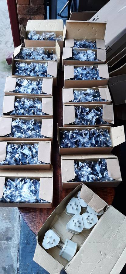 Universal adaptor plugs