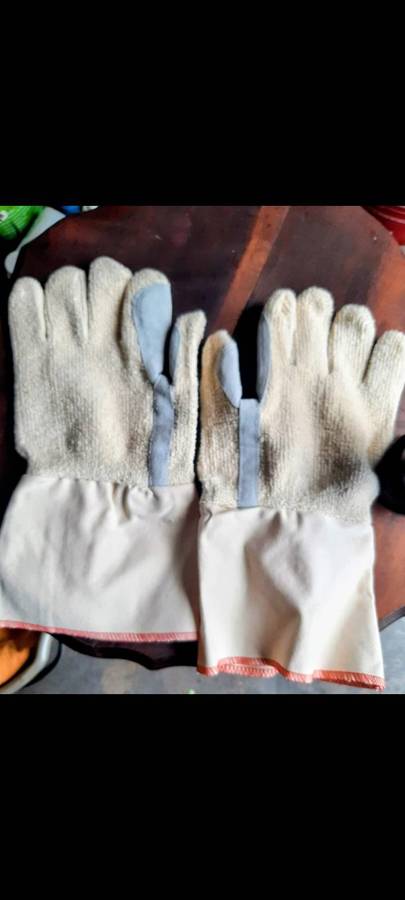 Leather cotton welding gloves.Bid per piece.