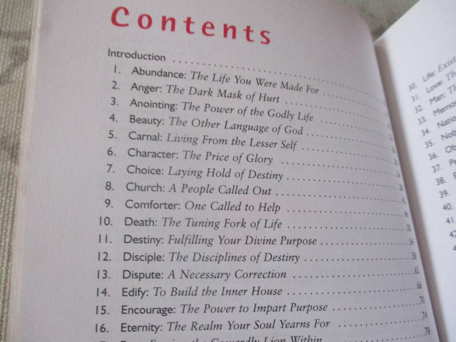 WORDS TO LIVE BY - REFLECTIONS &  INSIGHTS ON THE MOST LIFE-CHANGING & THOUGHT-PROVOKING WORDS IN TH