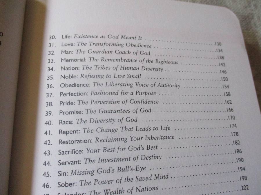 WORDS TO LIVE BY - REFLECTIONS &  INSIGHTS ON THE MOST LIFE-CHANGING & THOUGHT-PROVOKING WORDS IN TH