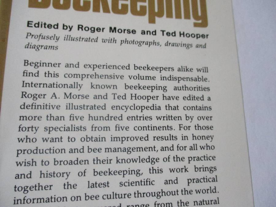 THE ILLUSTRATED ENCYCLOPEDIA OF BEEKEEPING - ROGER MORSE AND TED HOOPER