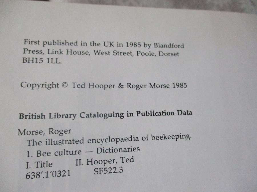 THE ILLUSTRATED ENCYCLOPEDIA OF BEEKEEPING - ROGER MORSE AND TED HOOPER