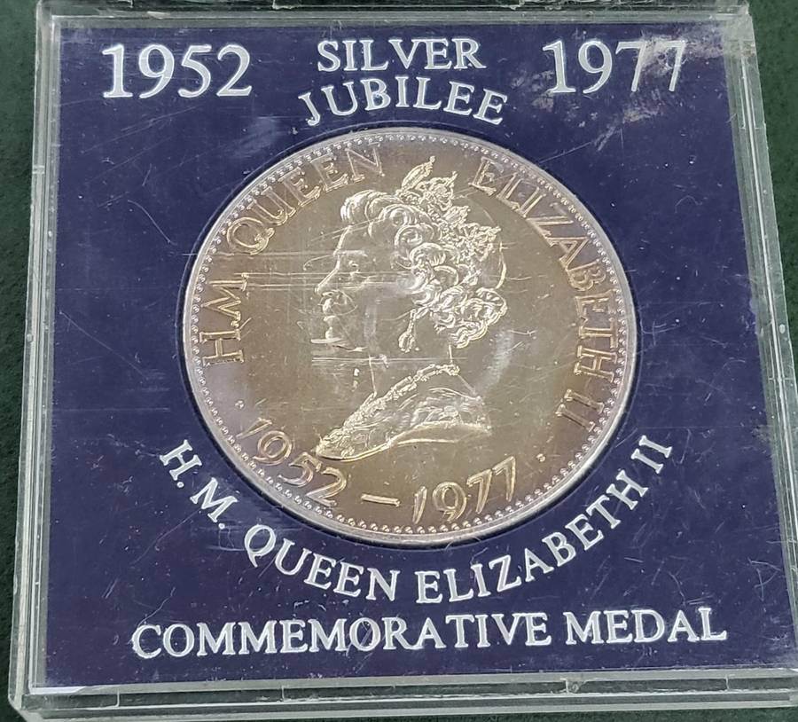 **R1 Auction** UK 1977 silver Jubilee if QEII medallion