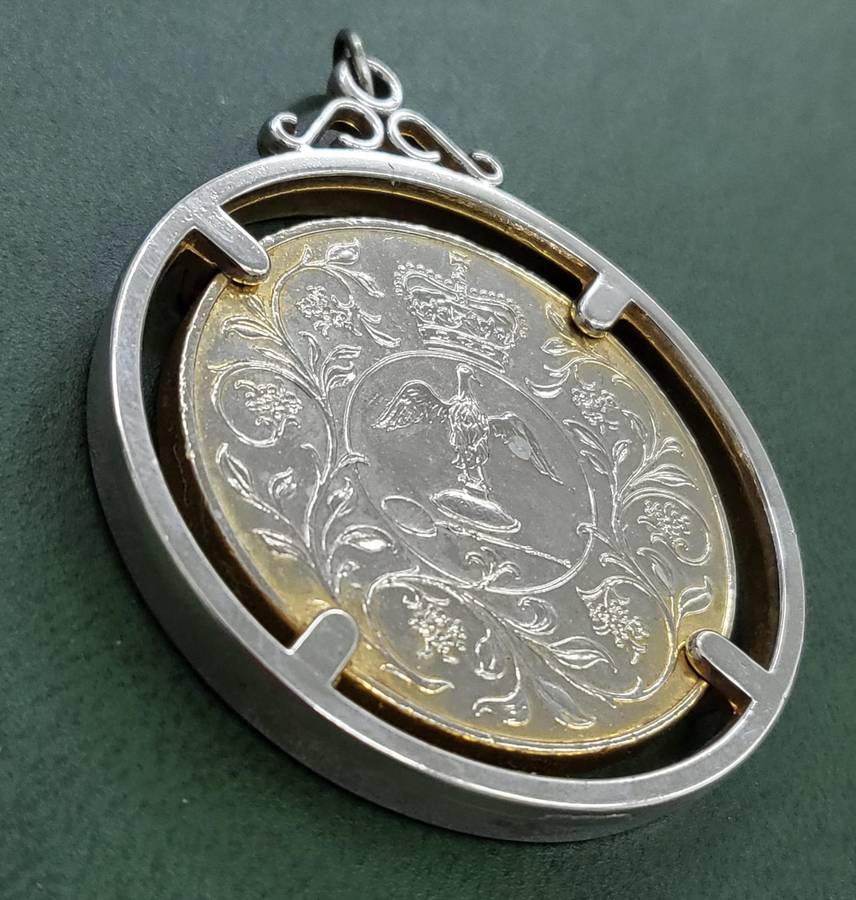 **R1 Auction** UK 1977 silver Jubilee if QEII pendent