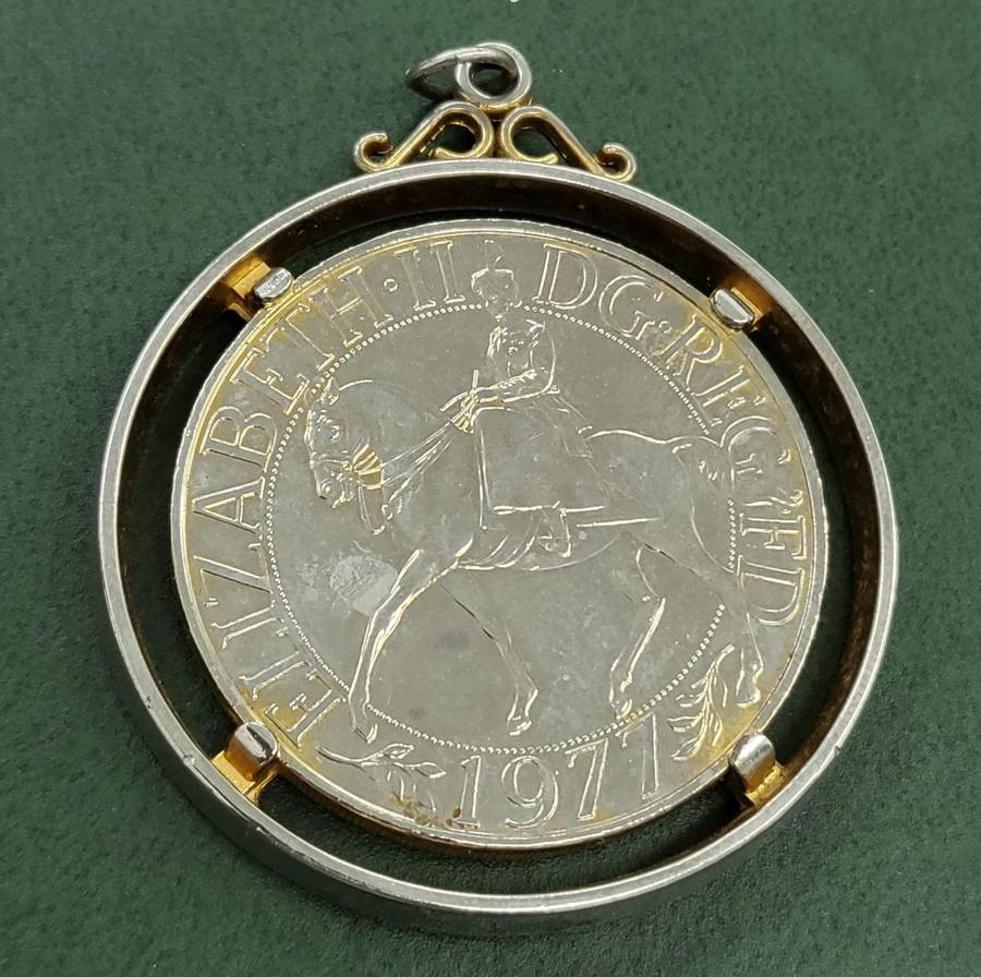 **R1 Auction** UK 1977 silver Jubilee if QEII pendent