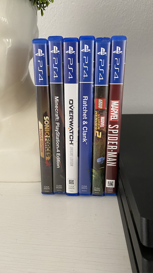 Sony Playstation 4 Pro - 1TB + 3 Controllers / 6 Games