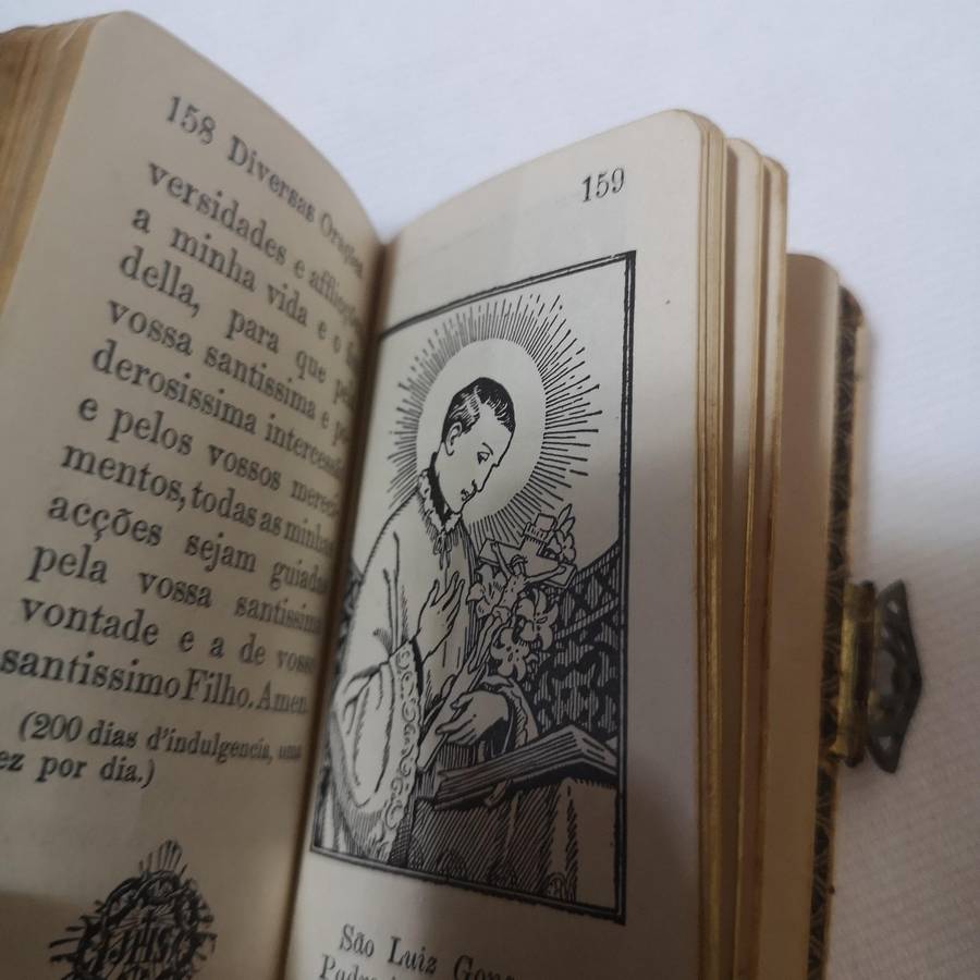 1926 Mini Prayer Book in Portuguese with illustrations