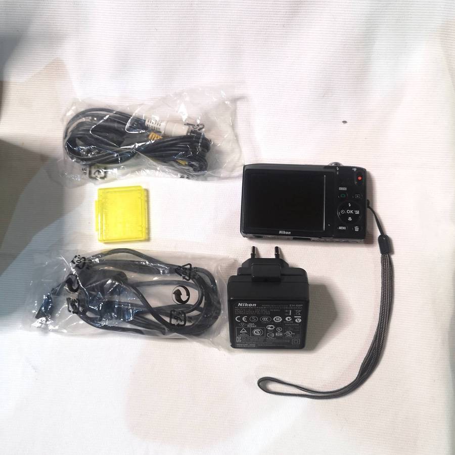 NIKON COOLPIX S2600 DIGITAL COMPACT- Charger, Box & Cables included