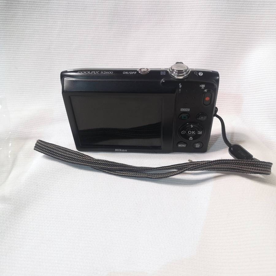 NIKON COOLPIX S2600 DIGITAL COMPACT- Charger, Box & Cables included