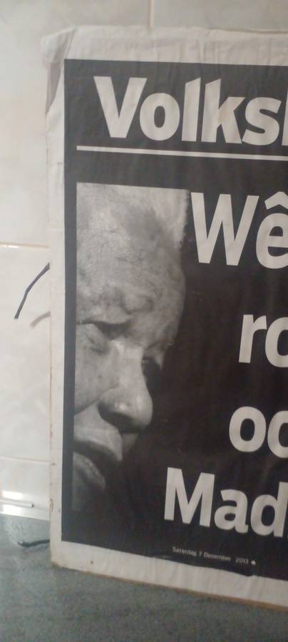 RARE VOLKSBLAD NEWSPAPER MANDELA POSTER, ANNOUNCING HIS DEATH IN 2013.SEE DESC.