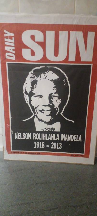 DAILY SUN NEWSPAPER MANDELA POSTER ,ANNOUNCING HIS DEATH , IN 2013. RARE IN GREAT CONDITION.DESC
