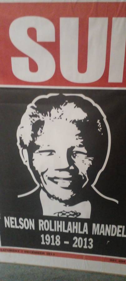 DAILY SUN NEWSPAPER MANDELA POSTER ,ANNOUNCING HIS DEATH , IN 2013. RARE IN GREAT CONDITION.DESC