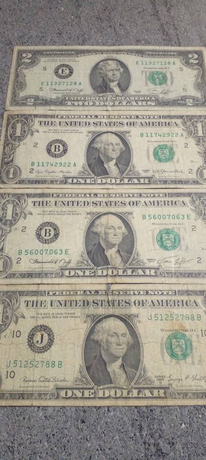 1976 USA 2 DOLLARS , 1977 USA 1 DOLLAR , 1974 USA 1 DOLLAR AND A 1969 USA ONE DOLLAR BANKNOTES.DESC.