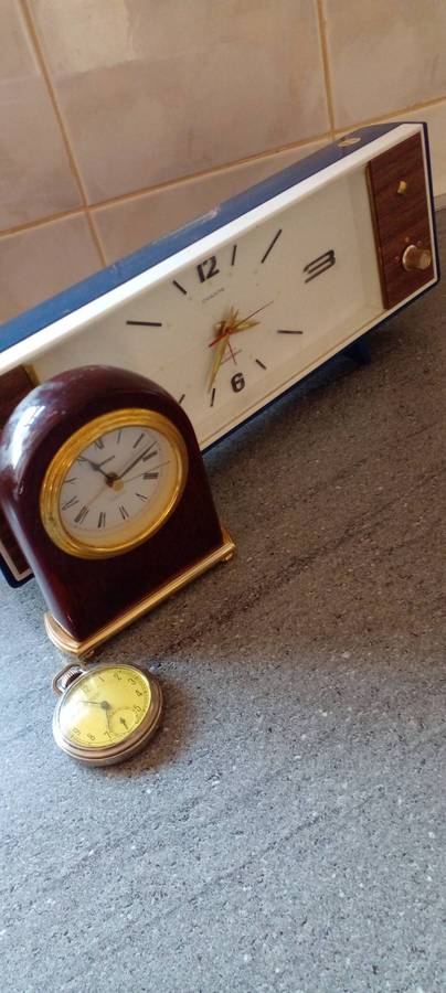 3x old Classics , selling as spares and repairs. Not working.See DESC.