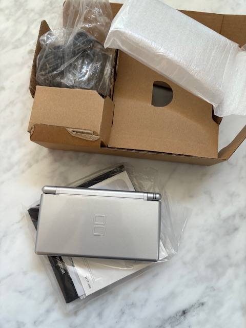 NINTENDO DS LITE IMMACULATE ORIGINAL BOX/CHARGER/BOOKLETS/GAMES