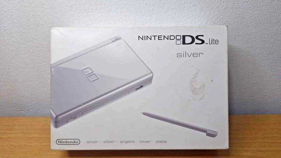 NINTENDO DS LITE IMMACULATE ORIGINAL BOX/CHARGER/BOOKLETS/GAMES