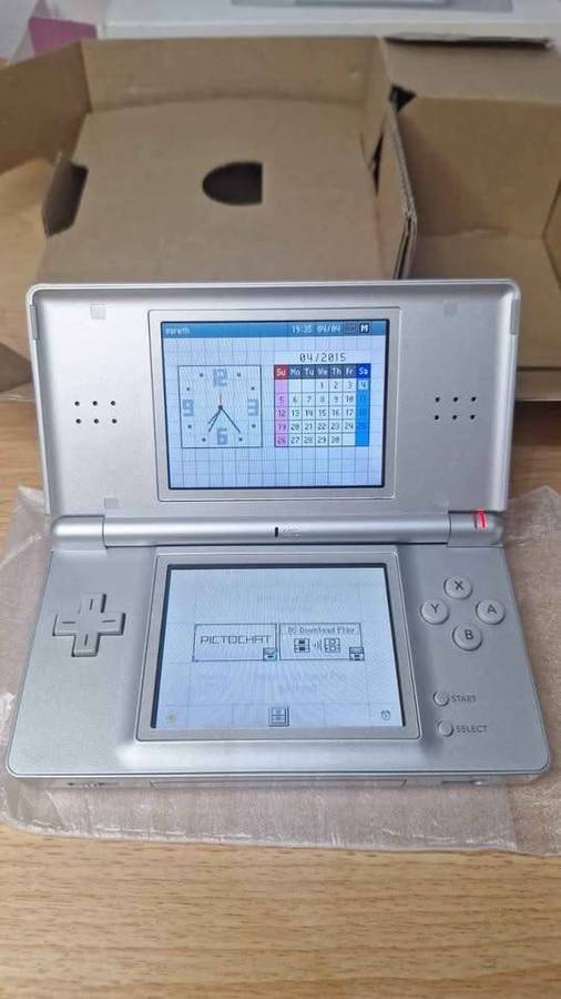 NINTENDO DS LITE IMMACULATE ORIGINAL BOX/CHARGER/BOOKLETS/GAMES