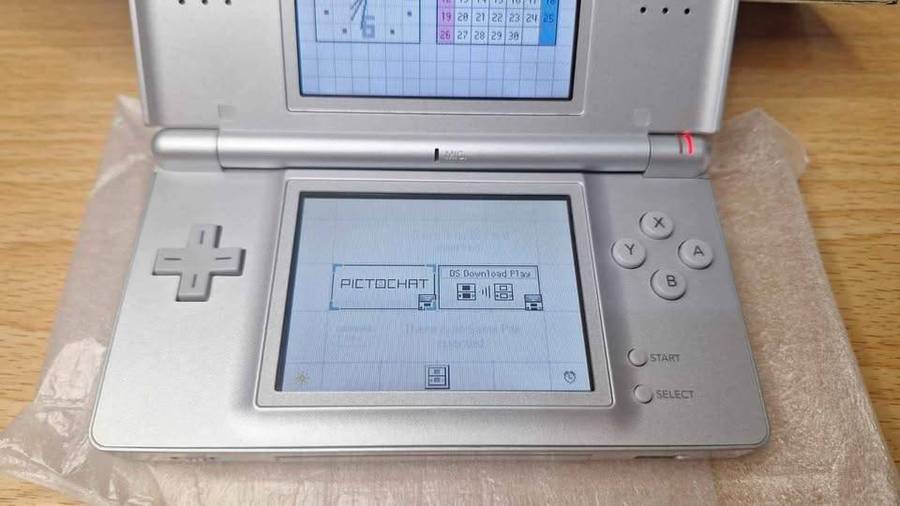 NINTENDO DS LITE IMMACULATE ORIGINAL BOX/CHARGER/BOOKLETS/GAMES