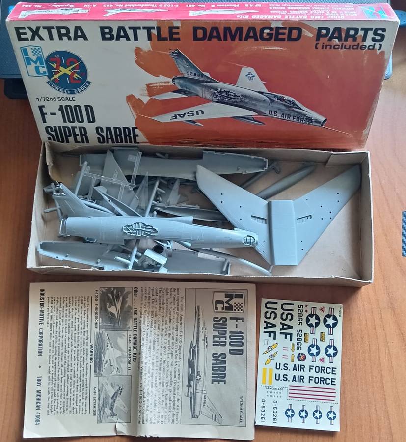 IMC Model, F-100 North American F-100 Super Sabre `extra battle damaged`