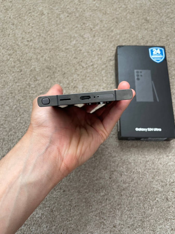 Samsung S24 Ultra 256gb 12gb ram Dual sim with box and cable cracked screen