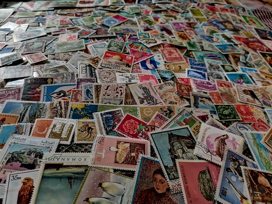 600 x World Stamps - Various Countries