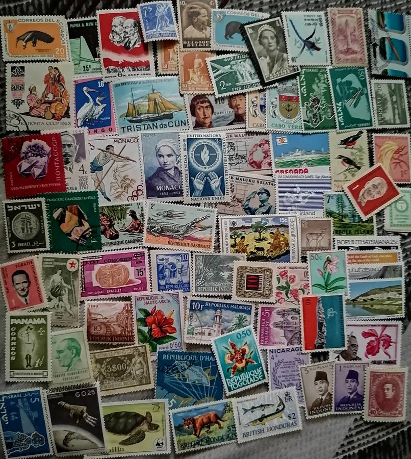 600 x mixed world Stamps