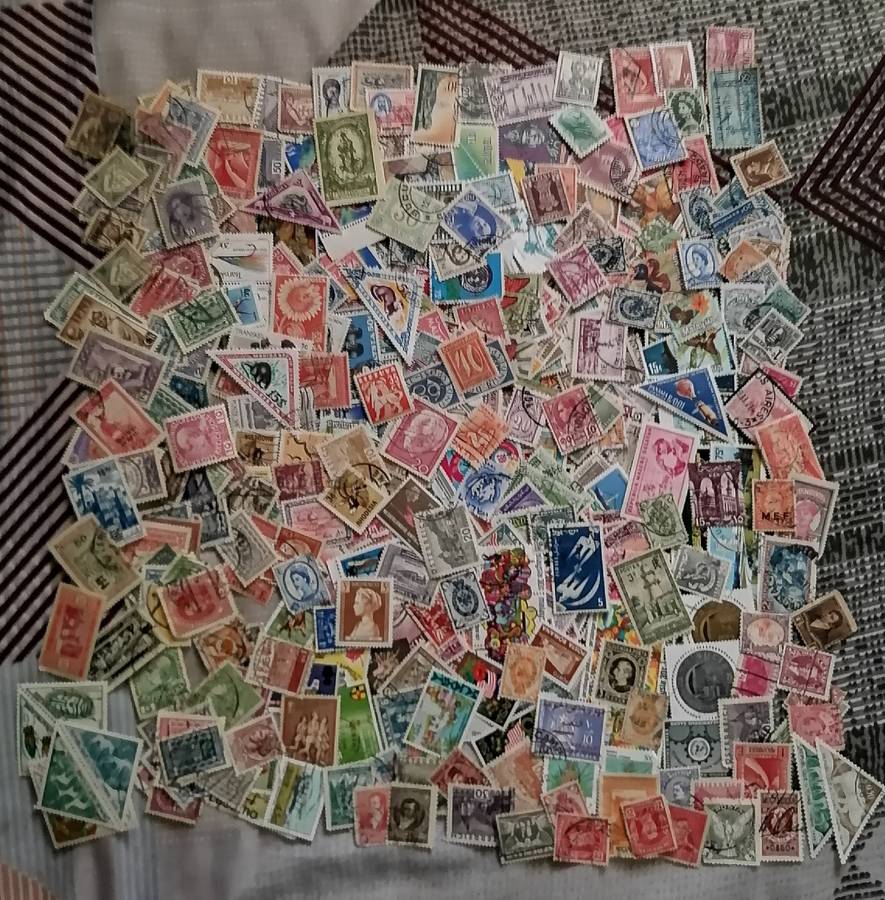 600 x mixed world Stamps
