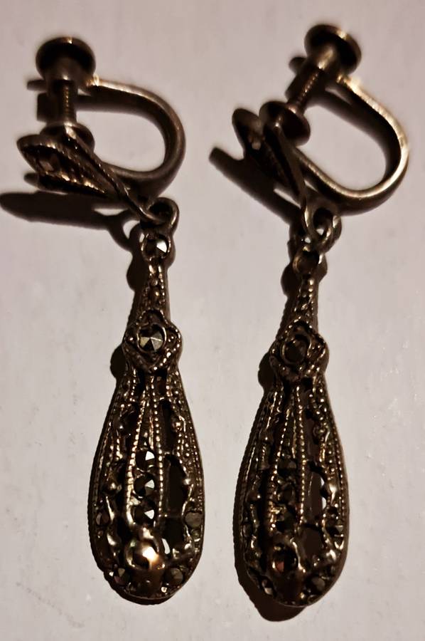 Vintage Elegant Genuine Solid Sterling Silver Teardrop Earrings. -- Very Rare --