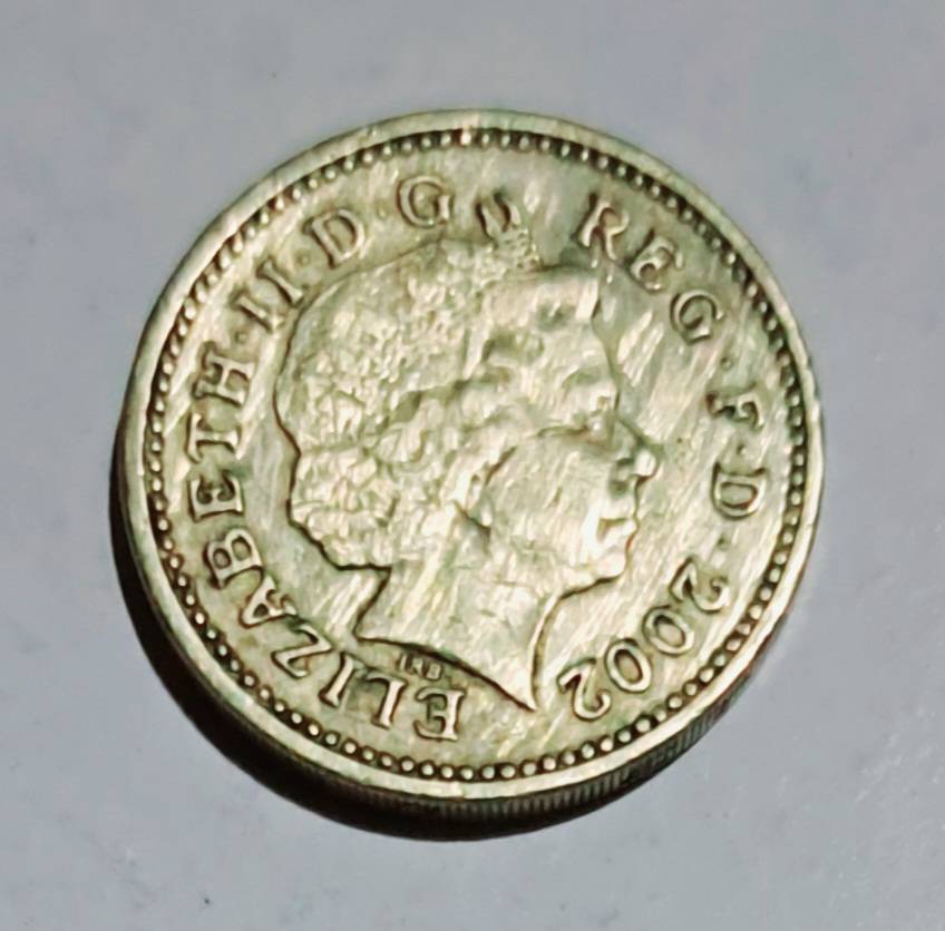 2 One Pound Coins 2002 Queen Elizabeth.