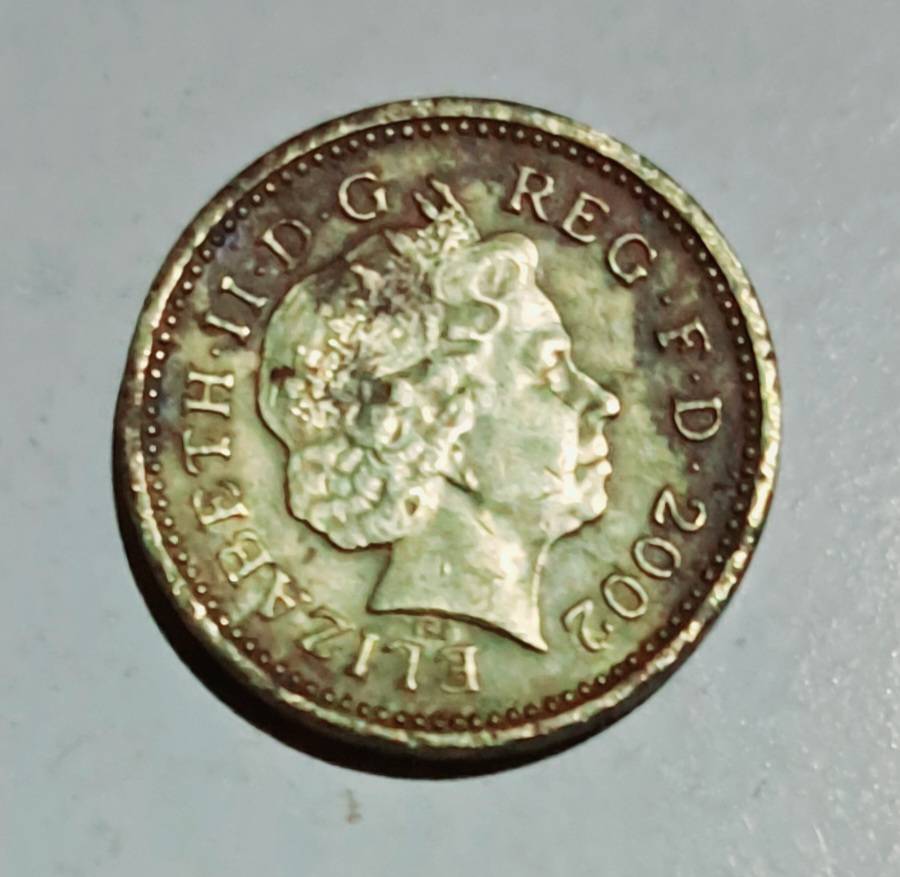 2 One Pound Coins 2002 Queen Elizabeth.