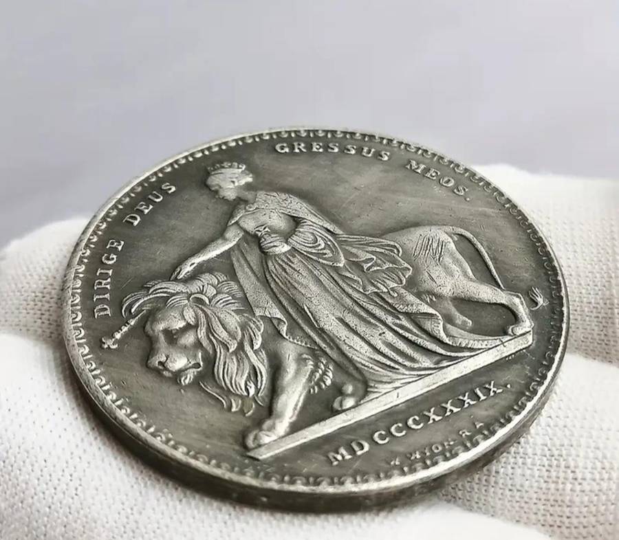 Vintage British Queen with Lion "Crown Design " Excellent "40mm New in Capsule "Commemorative Coin 1