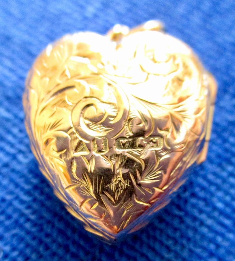 Antique 2.6 grams Nine Carat Gold Opening Heart Locket With Garnets!